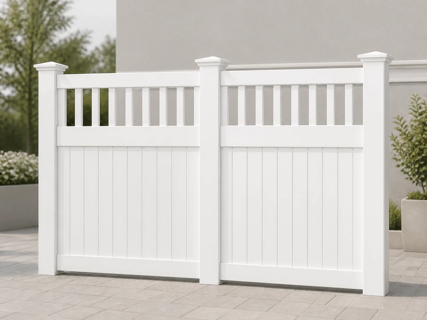 Dos módulos completos de cerca Picket PVC blanca, con panel inferior cerrado y barrotes abiertos en el tercio superior