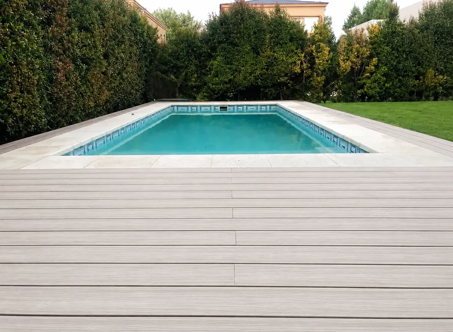 Proyecto de alberca Decco con deck WPC bicolor instalado por la cara Panna